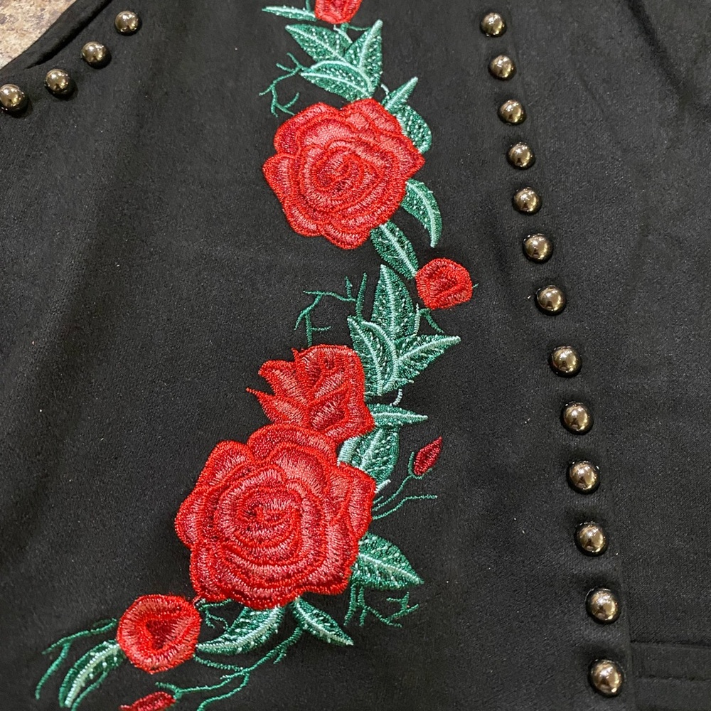 Vocal Black Garment with Intricate Design - Picture 4 of 7